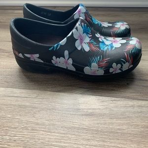 Women’s neria nursing crocs